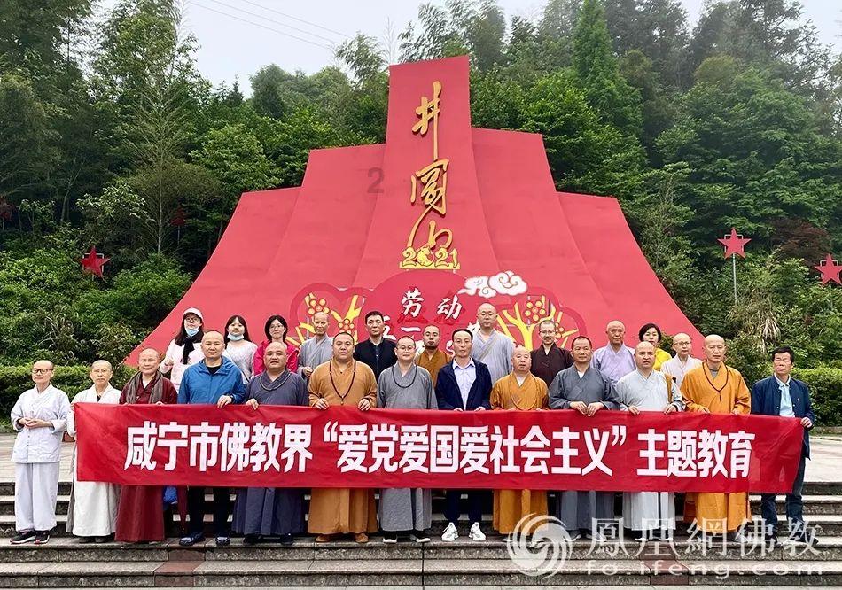 炮兵司令员宋承志正在办公，哨兵报告有人求见，将军想：他是谁？